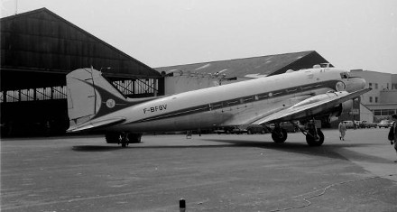 Image : Le Bourget : DC-3 F-BFGV du SGACC devant le hangar de cette administration