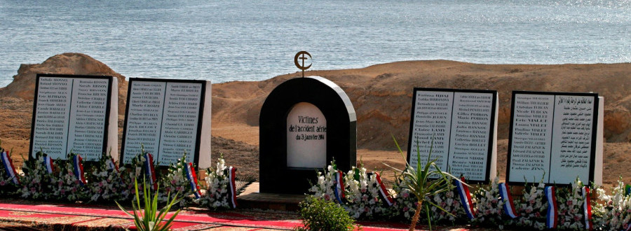 image : mémorial à proximité du lieu du crash de Charm el-Cheikh du 3 janvier 2004 (148 morts dont 134 Français)