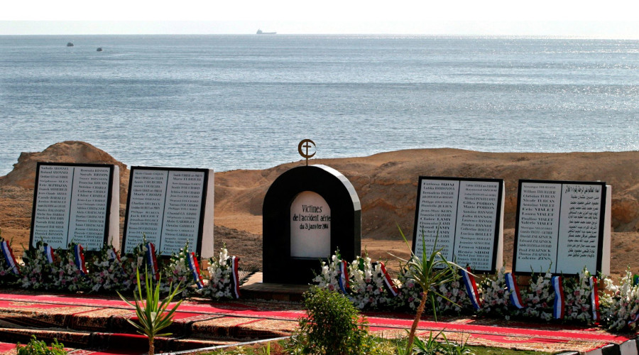 image : mémorial à proximité du lieu du crash de Charm el-Cheikh du 3 janvier 2004 (148 morts dont 134 Français)