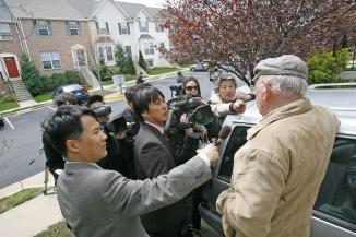 Des journalistes se pressent autour de la rsidence de Cho Seung-hui pour interroger les voisins du tueur, mardi 17 avril. | AP/Jacquelyn Martin